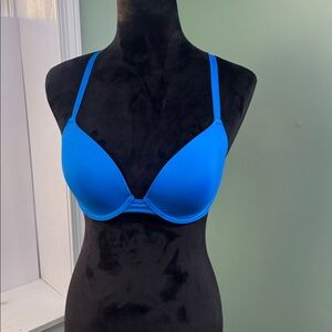 Victoria’s Secret blue bra 32DD